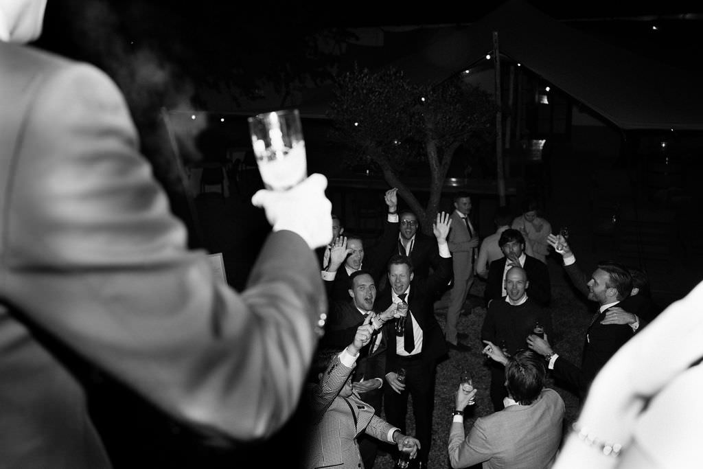 Herfstbruiloft bij Slot Doddendael. Feest. Sfeerbeeld gasten. 
